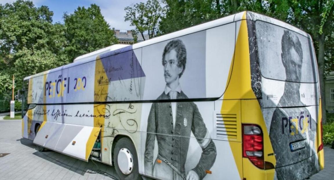 Petőfi 200 – Petőfi-busz Gödöllő főterén 