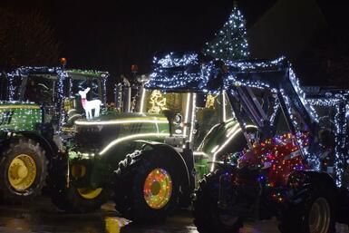 Lenyűgöző karácsonyi traktoros felvonulás Veresegyházon december 3-án