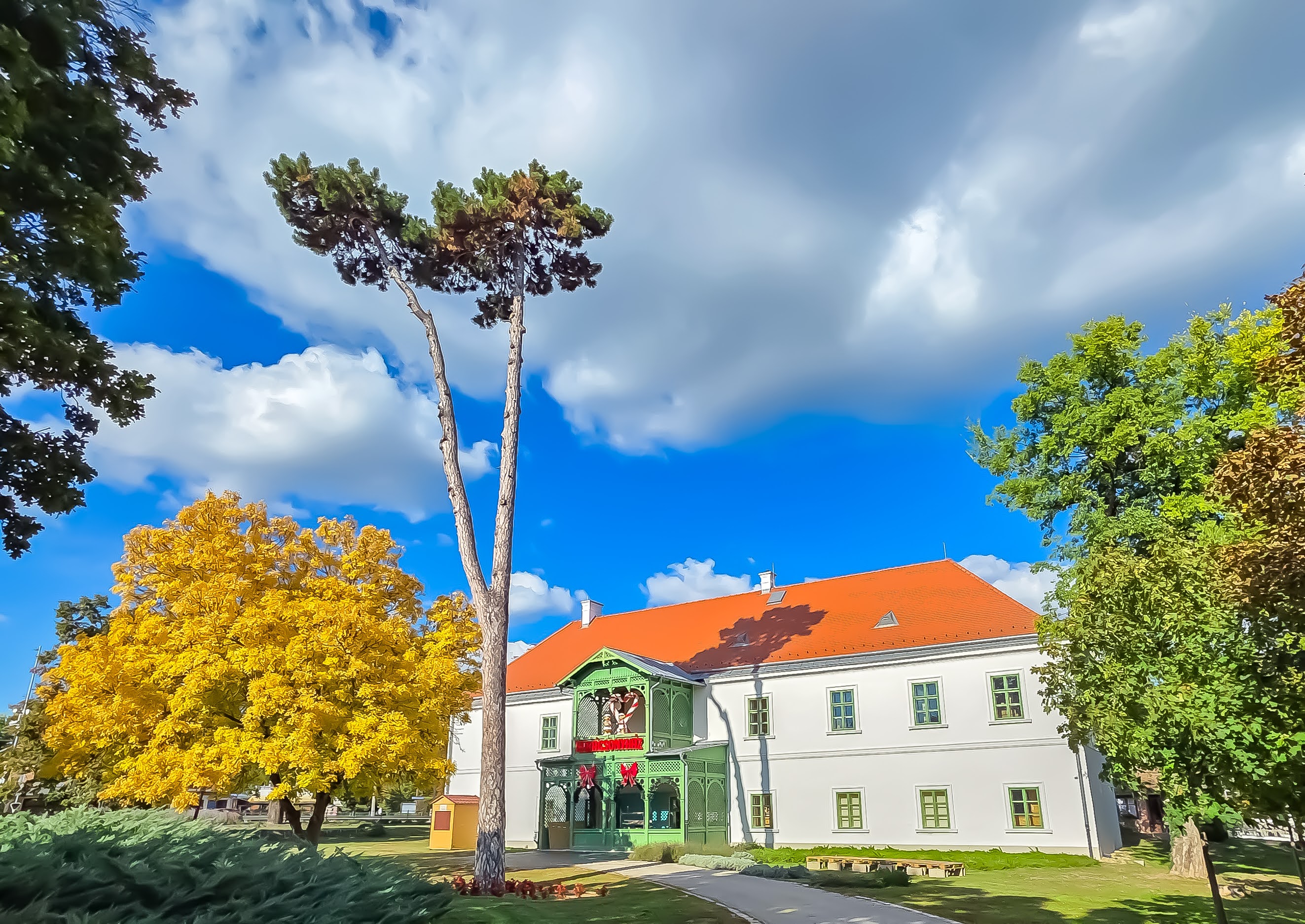 A gödöllői Testőrlaktanya, a Gödöllői Királyi Kastéllyal szemben A gödöllői Testőrlaktanya, a Gödöllői Királyi Kastéllyal szemben
