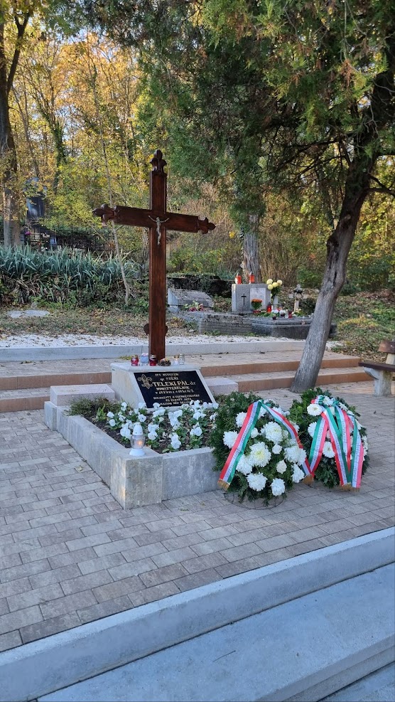 A máriabesnyői emlékmű felújításával Gödöllőn Teleki Pál, Magyarország volt miniszterelnöke, tiszteletére emlékeznek a 144. születésnapja miatt, érdemes megnézni.